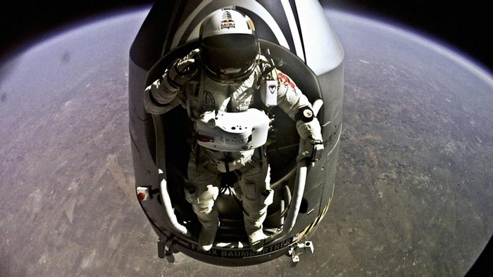 Tewas Saat Paralayang, Felix Baumgartner Pernah Terjun dari Tepi Angkasa Pilot Felix Baumgartner of Austria celebrates after successfully completing the final manned flight for Red Bull Stratos in Roswell, New Mexico, U.S. October 14, 2012 obtained by Reuters on July 17, 2025. Balazs Gardi/Red Bull Content Pool/Handout via REUTERS THIS IMAGE HAS BEEN SUPPLIED BY A THIRD PARTY. MANDATORY CREDIT NO RESALES. NO ARCHIVES THIS IMAGE MAY ONLY BE USED FOR EDITORIAL PURPOSE IN ONE-TIME PUBLICATIONS AND STRICTLY LIMITED TO THE PURPOSE OF USE STATED IN THE TERMS AND CONDITIONS OF THE SERVICE WHERE YOU RETRIEVED THE IMAGE. IT MUST NOT BE ALTERED OR MODIFIED.