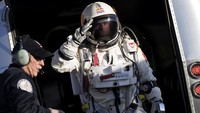 Felix Baumgartner, pelopor olahraga ekstrem asal Austria, meninggal dunia dalam kecelakaan paralayang bermesin di Italia pada Kamis (17/7/2025). Ia tewas di usia 56 tahun saat terjatuh di dekat kolam renang hotel di Porto SantElpidio, kawasan Marche, Italia tengah. (REUTERS/Red Bull Content Pool/Balazs Gar)