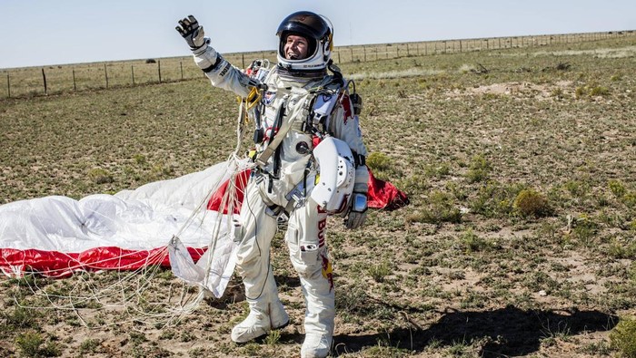 Tewas Saat Paralayang, Felix Baumgartner Pernah Terjun dari Tepi Angkasa Pilot Felix Baumgartner of Austria celebrates after successfully completing the final manned flight for Red Bull Stratos in Roswell, New Mexico, U.S.  October 14, 2012 obtained by Reuters on July 17, 2025. Balazs Gardi/Red Bull Content Pool/Handout via REUTERS    THIS IMAGE HAS BEEN SUPPLIED BY A THIRD PARTY. MANDATORY CREDIT NO RESALES. NO ARCHIVES  THIS IMAGE MAY ONLY BE USED FOR EDITORIAL PURPOSE IN ONE-TIME PUBLICATIONS AND STRICTLY LIMITED TO THE PURPOSE OF USE STATED IN THE TERMS AND CONDITIONS OF THE SERVICE WHERE YOU RETRIEVED THE IMAGE. IT MUST NOT BE ALTERED OR MODIFIED.