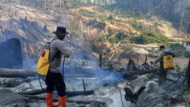 Tiga polsek bersama TNI hingga BPBD berjibaku melakukan pemadaman api yang ada di 3 titik di Rokan Hulu, Provinsi Riau.