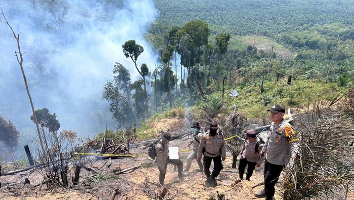 Tiga polsek bersama TNI hingga BPBD berjibaku melakukan pemadaman api yang ada di 3 titik di Rokan Hulu, Provinsi Riau.