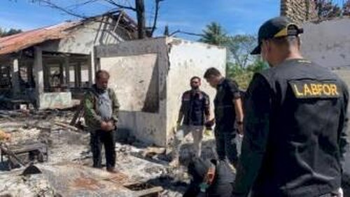 Tim Labfor Polda Bali saat melakukan olah TKP terkait kebakaran yang menewaskan tiga orang di Pasar Oinlasi, Kecamatan Amanatun Selatan, TTS, NTT. (Dok. Polres TTS)