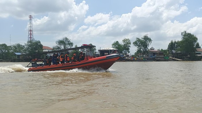 Tim SAR Gabungan lakukan pencarian nelayan yang tenggelam.