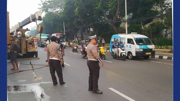 Truk Tabrak Pembatas Jalan di MT Haryono gegara Lepas Kendali