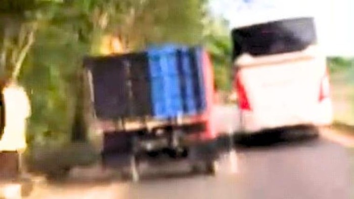 Truk ugal-ugalan mencoba menyalib bus di area Landasan pacu bandara Juwata Tarakan, Jalan Aki Balak, Tarakan Barat. Foto: Tangkapan Layar