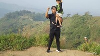 Azril bersama paman seldi di gunung tilu desa jaya mekar, kbb