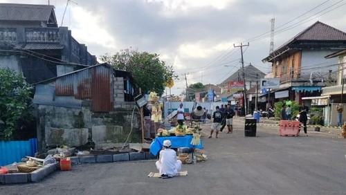 Upacara Ngulapin digelar sehari sebelum Jalur Denpasar-Gilimanuk di Desa Bajera, Kecamatan Selemadeg, Tabanan, kembali dibuka untuk umum pada Sabtu (19/7/2025). (Foto: Dok. Istimewa via Krisna Pradipta)