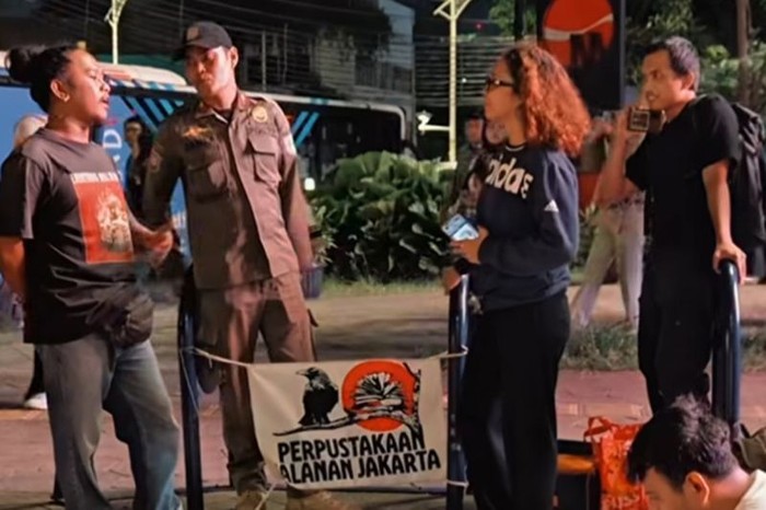 Video perpustakaan jalanan di Taman Literasi Blok M, Jakarta Selatan) kena inspeksi mendadak (sidak) petugas Satpol PP viral di medsos.