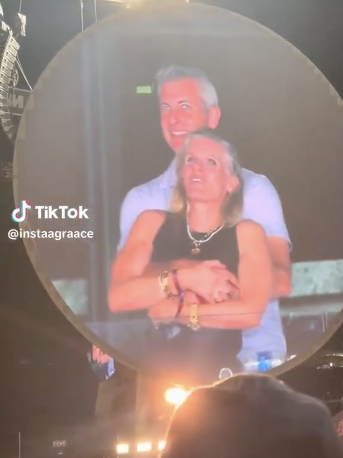Viral pasangan ketahuan selingkuh di konser Coldplay Viral pasangan ketahuan selingkuh di konser Coldplay