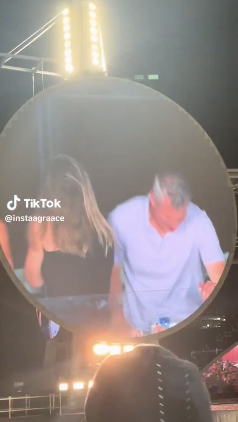 Viral pasangan ketahuan selingkuh di konser Coldplay