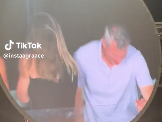 Viral pasangan ketahuan selingkuh di konser Coldplay