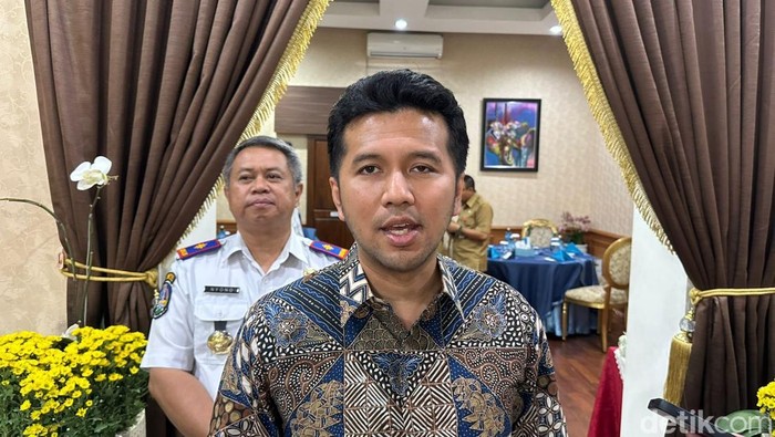 Wagub Jatim Emil Elestianto Dardak menjelaskan soal beras oplosan.