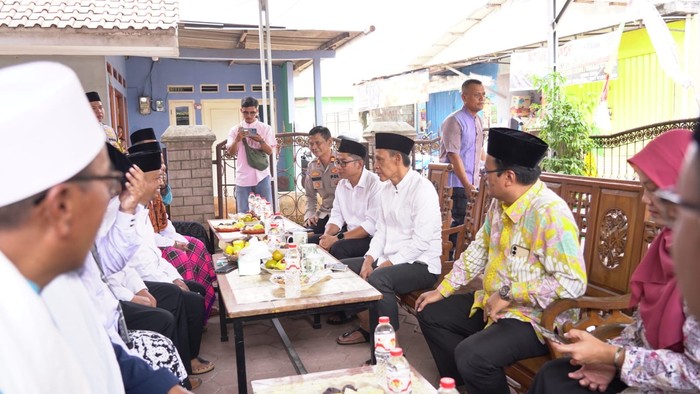 Wakil Bupati Bogor Jaro Ade menyerap aspirasi warga melalui program Jumat Keliling (Jumling), di Masjid Al Hidayah, Desa Cicadas, Gunung Putri, Jumat (18/7).