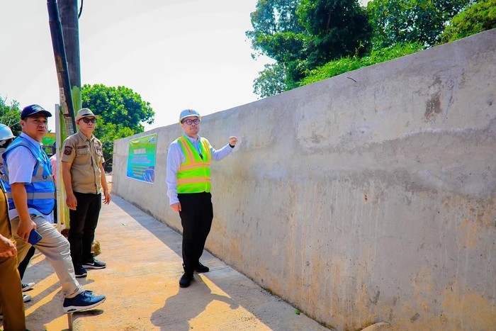 Wakil Wali Kota Tangerang Selatan (Tangsel) Pilar Saga Ichsan saat meninjau langsung progres pembangunan sistem penampungan air di bawah jalan (long storage) di Perumahan Paku Jaya Permai, Serpong Utara, Selasa (15/7) lalu.