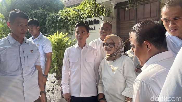 Wapres Gibran Rakabuming usai mampir ke kediaman ayahnya Joko Widodo ( Jokowi), Jumat (18/7/2025).
