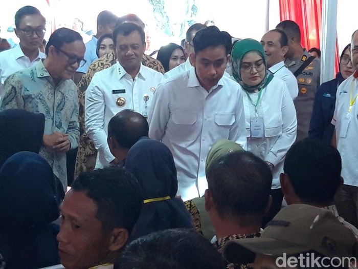 Wapres Gibran Rakabuming Raka, berdialog dengan penerima BSU  di Kantor Pos Boyolali, Jumat (18/7/2025).