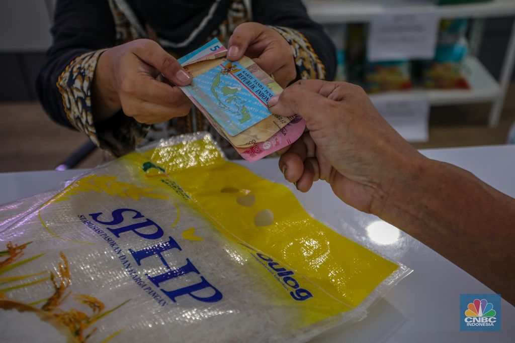 Warga membeli beras program Stabilisasi Pasokan dan Harga Pangan (SPHP) saat kegiatan Gerakan Pangan Murah di Kantor Pos Fatmawati, Jakarta, Jumat (18/7/2025).  (CNBC Indonesia/Faisal Rahman)