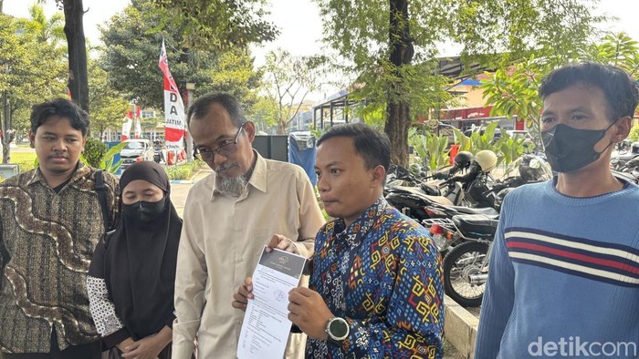 Warga yang melaporkan polisi ke Propam Polda Jatim didampingi kuasa hukumnya.