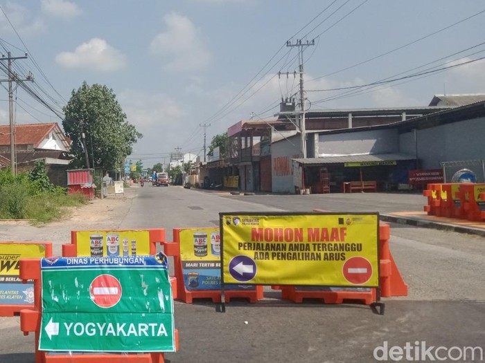Water barrier dipasang di ujung jalan Pakis-Daleman, Klaten, Jumat (18/7/2025).