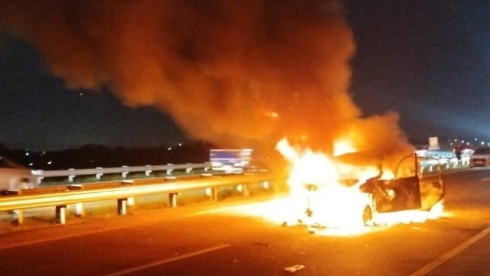 Xenia terbakar di tol Jombang-Mojokerto usai mengalami kecelakaan.