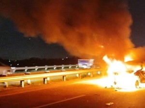 Xenia Terbakar Hebat Usai Kecelakaan di KM 710 Tol Jombang-Mojokerto