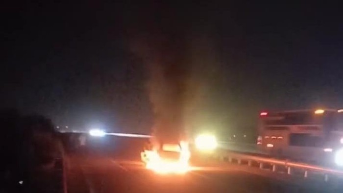 Xenia terbakar hebat usai mengalami kecelakaan di Tol Jombang-Mojokerto.