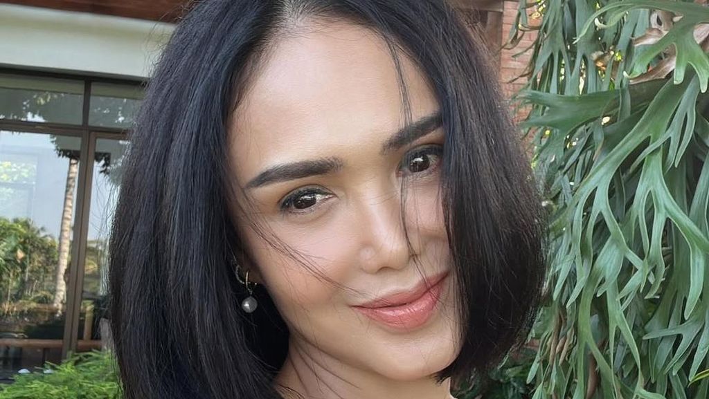 Video: Yuni Shara Hobi Koleksi Tanaman Hijau di Rumahnya