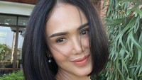Yuni Shara mengaku jadi makin percaya diri setelah operasi mata. Lebih pede tuh jadi saya lebih mudah melihat, gak kayak dulu font-nya harus gede, ujarnya. (Foto: dok Instagram yunishara36)
