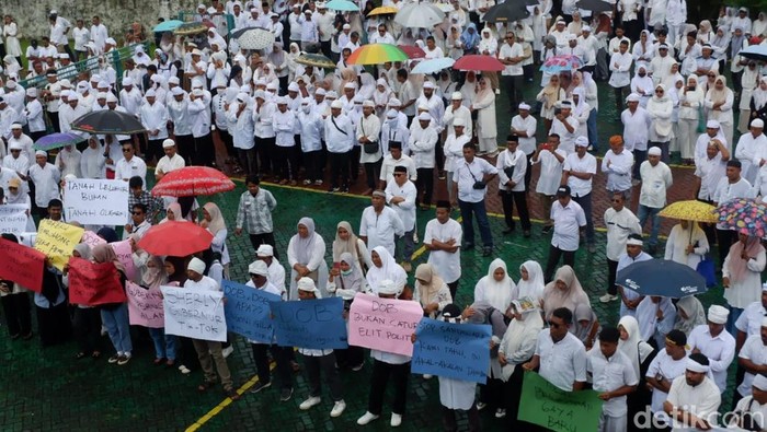 Aksi damai menolak wacanana Sofifi menjadi DOB yang berlangsung di Kedaton Kesultanan Tidore.