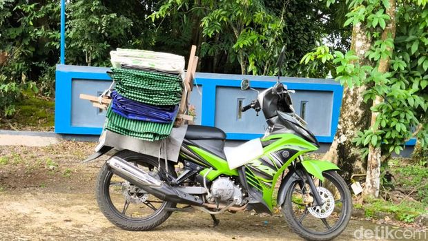 Uci dan tumpukan amparan yang dijualnya di Kuningan