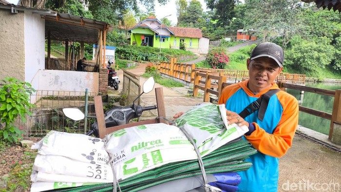 Uci dan tumpukan amparan yang dijualnya di Kuningan