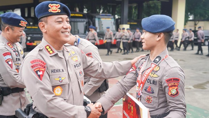 Anggota Brimob Polda Metro Jaya meraih medali di World Police and Fire Games dan kejuaraan nasional karate Kapolri Cup 2025. (dok.Istimewa)