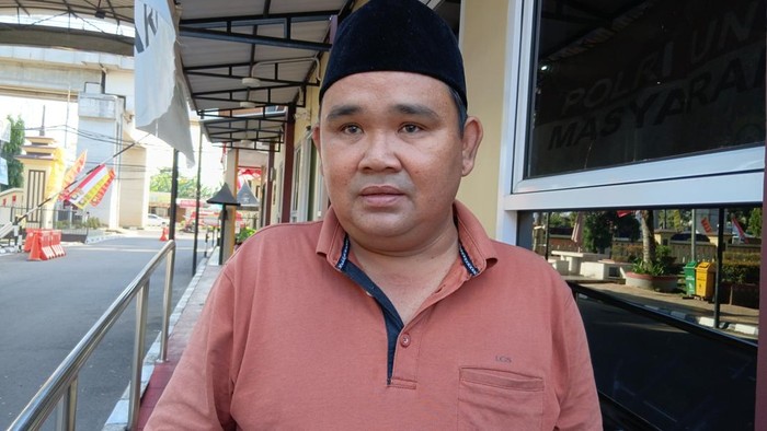 Ayah korban, Ipan Masigo saat melapor polisi.