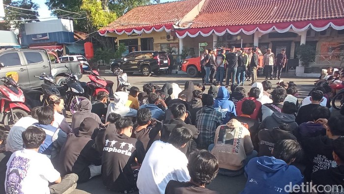 Para pelaku balap liar di Kota Cirebon saat dikumpulkan di halaman Mapolres Cirebon Kota