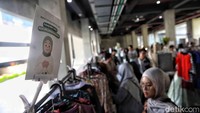 Fenomena ini membuat konsumsi pakaian meningkat drastis dalam beberapa tahun terakhir. Hal inilah yang mendorong para penggagas Bersaling Silang ntuk menghadirkan alternatif gaya hidup yang lebih ramah lingkungan dan berkeadilan sosial.