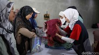 Kegiatan ini tidak hanya menjadi ajang bertukar pakaian, tetapi juga menjadi ruang bertukar cerita. Banyak peserta yang menuliskan kisah singkat di label baju yang mereka bawa tentang kenangan di balik kemeja pertama saat wawancara kerja, atau gaun favorit saat pesta perpisahan sekolah. Hal ini menjadikan setiap pakaian punya nilai emosional yang lebih, bukan sekadar barang bekas tanpa arti.