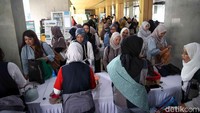 Digelar di kawasan Taman Ismail Marzuki, kegiatan Bersaling Silang ini mengundang peserta untuk mendaftar secara daring dan membawa maksimal lima helai pakaian bekas yang masih dalam kondisi baik. Setibanya di lokasi, pakaian-pakaian tersebut dipajang layaknya butik mini, bercampur dengan pakaian dari peserta lain. Setiap peserta kemudian diberikan kesempatan untuk memilih maksimal tiga item pakaian yang mereka sukai dan butuhkan.
