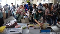 Sejumlah warga mengikuti kegiatan Bersaling Silang di kawasan Taman Ismail Marzuki, Jakarta Pusat, Sabtu (19/7/2025). Dalam suasana yang hangat dan penuh warna, puluhan peserta dari berbagai kalangan tampak antusias menyusuri rak-rak sederhana berisi deretan pakaian bekas layak pakai.