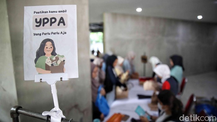 Sejumlah warga mengikuti kegiatan Bersaling Silang di kawasan Taman Ismail Marzuki, Jakarta Pusat, Sabtu (19/7/2025). Dalam suasana yang hangat dan penuh warna, puluhan peserta dari berbagai kalangan tampak antusias menyusuri rak-rak sederhana berisi deretan pakaian bekas layak pakai.