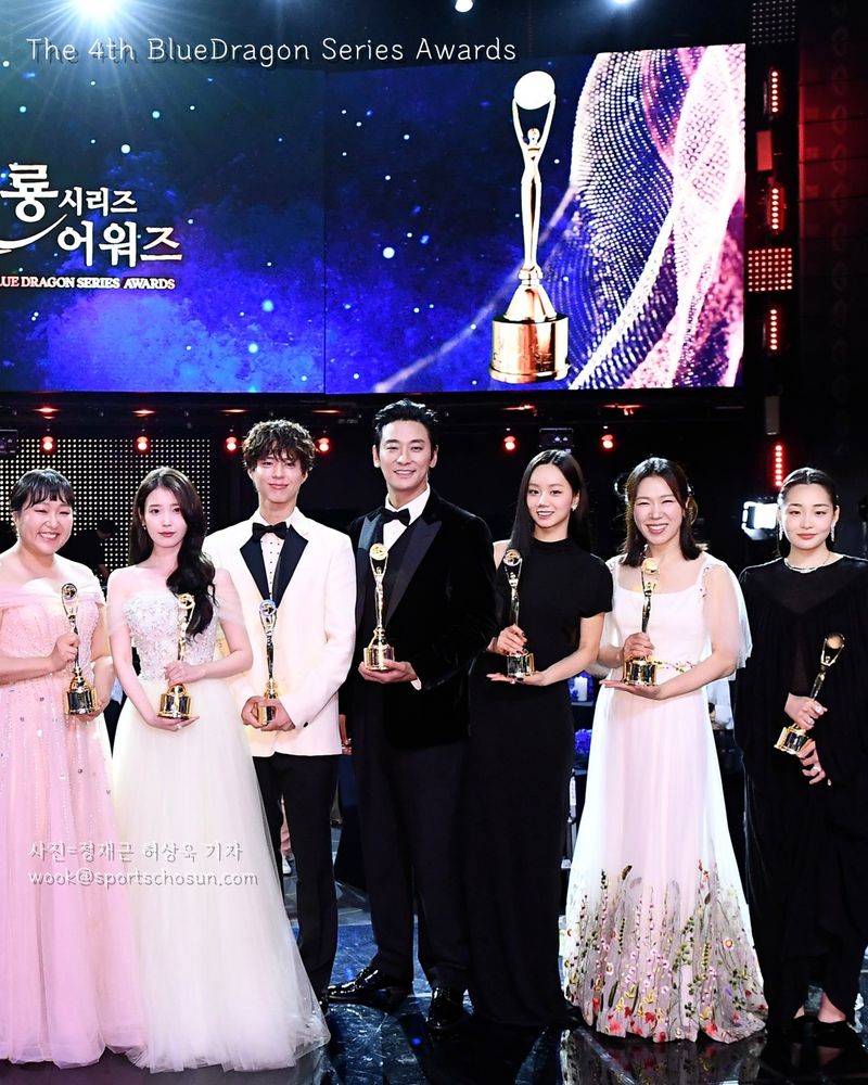 Acara penghargaan Blue Dragon Series Awards 2025 menjadi bentuk apresiasi bergengsi bagi para sineas yang berkarya melalui drama dan variety show original dari berbagai platform streaming.