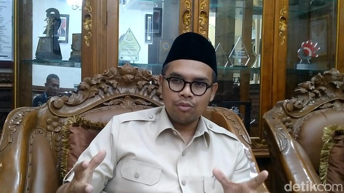 Bupati Batang, M Faiz Kurniawan saat wawancara dengan detikJateng di kantornya, Jumat (18/7/2025).