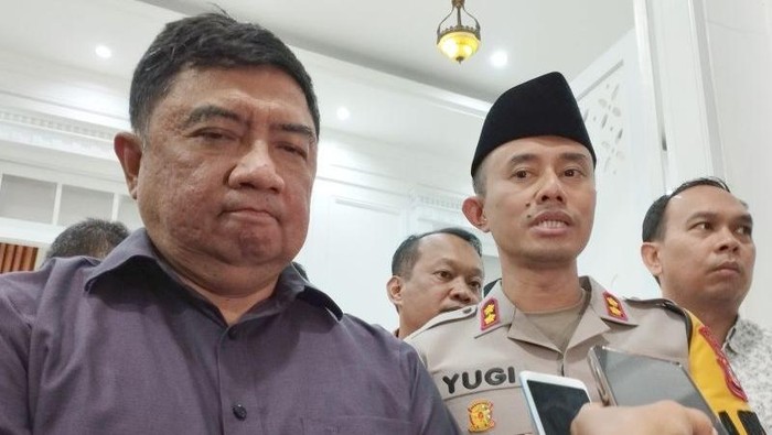 Bupati Garut Abdusy Syakur Amin (kiri) dan Kepala Kepolisian Resor Garut AKBP Yugi Bayu Hendarto (kanan) memberikan keterangan pers terkait tragedi maut di Pesta Rakyat kawasan Pendopo, Kabupaten Garut, Jawa Barat, Jumat (18/7/2025) malam. (ANTARA/Feri Purnama)