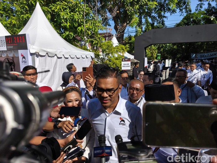 Calon Ketua Umum PSI, Ronald A Sinaga atau Bro Ron tiba di lokasi Kongres PSI di Solo, Sabtu (19/7/2025).