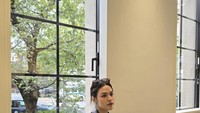 Di Kyoto, Jepang, penyanyi kelahiran 1990 ini mampir ke sebuah kafe. Raisa memegang segelas minuman sambil duduk santai di kafe. Foto: Instagram @raisa6690
