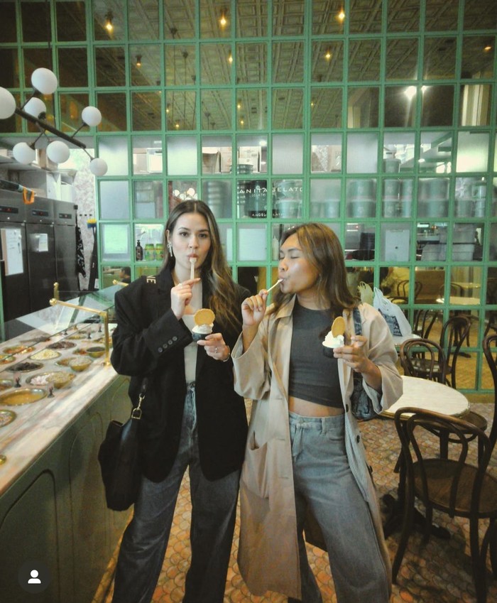 Cantiknya Raisa Saat Cicip Gelato hingga Nongkrong di Kafe Cantiknya Raisa Saat Cicip Gelato hingga Nongkrong di Kafe