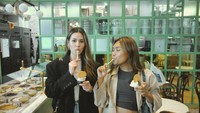 Salah satu momen kuliner yang ia bagikan yaitu saat pergi ke Sydney. Raisa mampir ke sebuah gerai dan menikmati gelato dalam bentuk cup. Foto : Instagram @raisa6690