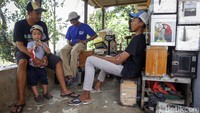 Albi tak bekerja sendiri. Ia dibantu dua asistennya, Satria dan Rizky Setiawan.