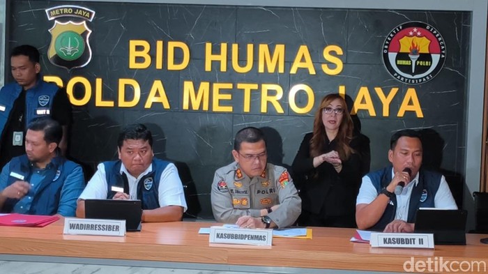 Direktorat Reserse Siber (Ditressiber) Polda Metro Jaya mengungkap kasus open BO dengan korban yang masih di bawah umur dan dikendalikan napi Lapas Cipinang (Kurniawan F/detikcom)