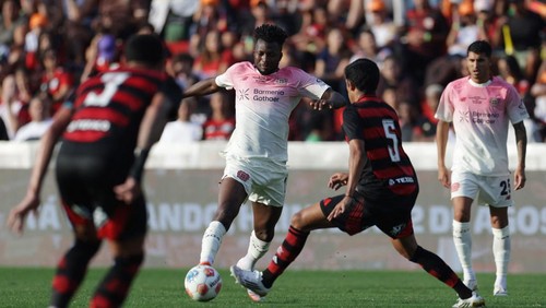 Soccer Football - Pre-Season Friendly - Bayer Leverkusen v Flamengo U-20 - Estadio Jose Bastos Padilha, Rio de Janeiro, Brazil - July 18, 2025 Bayer Leverkusens Edmond Tapsoba in action with Flamengo U-20s Joao Alves REUTERS/Ricardo Moraes