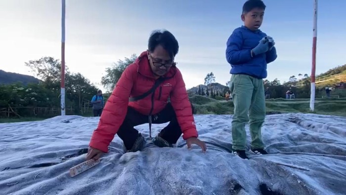Embun es di rumput lapangan Pandawa Desa Dieng Kulon, Kecamatan Batur, Banjarnegara, Sabtu (19/7/2025) pagi.